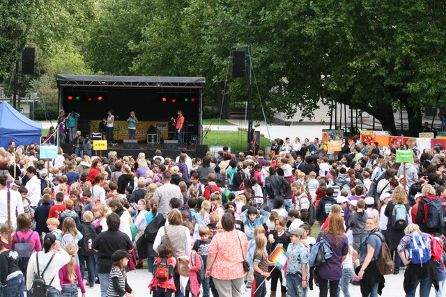 gal/2010/2010 Saitentwist Weltkindertag Burgplatz Essen 20.09.JugendhilfegGmbH Essen/2010 Saitentwist Weltkindertag Burgplatz Jugend Hilfe gGm20.09. 005.jpg